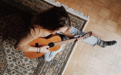 Devriez-vous apprendre la guitare seul ou avec un professeur?